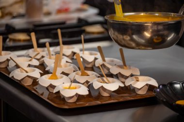 Ziyaretçiler için özel tatma etkinliği, bir bardak şampanyayla yemek eşleşmesi, Fransa 'da kış yemekleri ve şarap festivalinde ünlü aşçıların hazırladığı lezzetli yemekler.