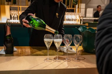 Fransız şarabı, köpüklü şampanya, şarap tatma, kutlama, düğün veya şampanya turu, mağara ziyareti, Reims, Fransa