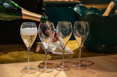 Fransız şarabı, köpüklü şampanya, şarap tatma, kutlama, düğün veya şampanya turu, mağara ziyareti, Reims, Fransa