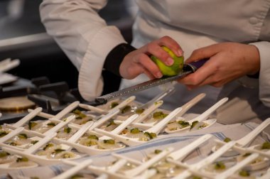 Ziyaretçiler için özel tatma etkinliği, bir bardak şampanyayla yemek eşleşmesi, Fransa 'da kış yemekleri ve şarap festivalinde ünlü aşçıların hazırladığı lezzetli yemekler.