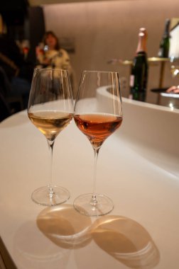 Şampanya kadehlerden şarap tatma, şarap turizmi, mağaraları ziyaret, kutlama, düğün veya şampanya turu yeraltı tünelleri, Reims, Fransa