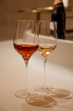 Şampanya kadehlerden şarap tatma, şarap turizmi, mağaraları ziyaret, kutlama, düğün veya şampanya turu yeraltı tünelleri, Reims, Fransa