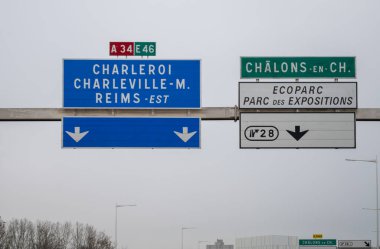 Yol işaretleri, kavşakta yol tarifi, cadde, otoyol, Şampanya 'da seyahat yeri, turistik rota, kışın Fransa