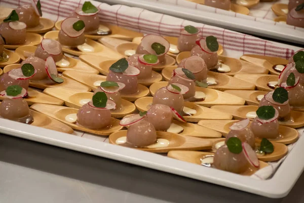 Ziyaretçiler için özel tatma etkinliği, bir bardak şampanyayla yemek eşleşmesi, Fransa 'da kış yemekleri ve şarap festivalinde ünlü aşçıların hazırladığı lezzetli yemekler.