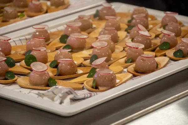 Ziyaretçiler için özel tatma etkinliği, bir bardak şampanyayla yemek eşleşmesi, Fransa 'da kış yemekleri ve şarap festivalinde ünlü aşçıların hazırladığı lezzetli yemekler.