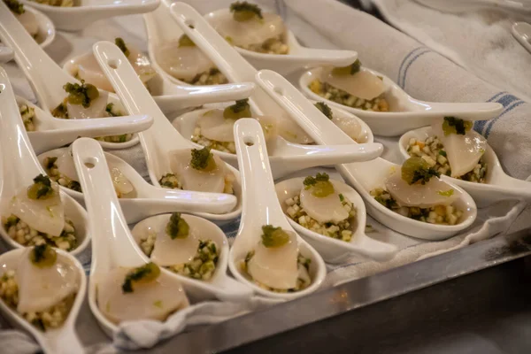 Ziyaretçiler için özel tatma etkinliği, bir bardak şampanyayla yemek eşleşmesi, Fransa 'da kış yemekleri ve şarap festivalinde ünlü aşçıların hazırladığı lezzetli yemekler.