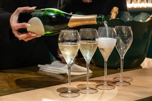 Fransız şarabı, köpüklü şampanya, şarap tatma, kutlama, düğün veya şampanya turu, mağara ziyareti, Reims, Fransa