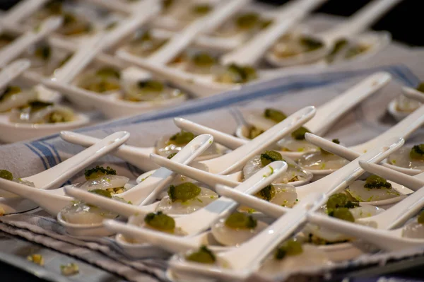 Ziyaretçiler için özel tatma etkinliği, bir bardak şampanyayla yemek eşleşmesi, Fransa 'da kış yemekleri ve şarap festivalinde ünlü aşçıların hazırladığı lezzetli yemekler.