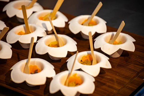 Ziyaretçiler için özel tatma etkinliği, bir bardak şampanyayla yemek eşleşmesi, Fransa 'da kış yemekleri ve şarap festivalinde ünlü aşçıların hazırladığı lezzetli yemekler.