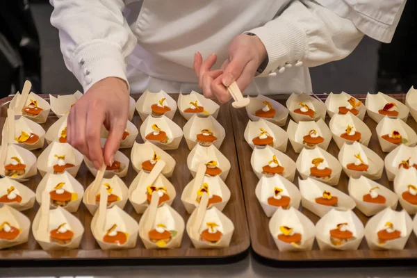 Ziyaretçiler için özel tatma etkinliği, bir bardak şampanyayla yemek eşleşmesi, Fransa 'da kış yemekleri ve şarap festivalinde ünlü aşçıların hazırladığı lezzetli yemekler.