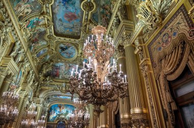 Fransa 'da İkinci İmparatorluk' un eklektik Beaux-Arts tarzı tavan lambaları ve mimari öğeler, neo-barok elementleri, klasikçilik ve Roma mimarisi, altın kaplama, zengin dekorasyon