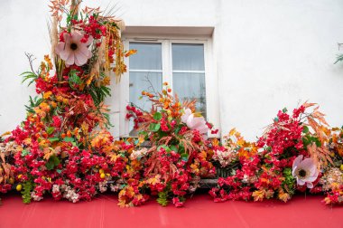 Paris 'in Montmartre dağlık tarihi sanatsal bölgesinde yürüyorum. Ünlü binalar ve yağmurlu sonbahar günlerinde dar sokaklar, Fransa' da turistlerin gideceği yer.