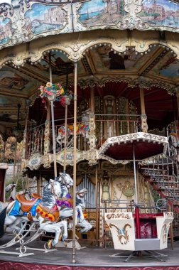 Paris 'in Montmartre dağlık tarihi sanatsal bölgesinde yürüyorum. Ünlü binalar ve yağmurlu sonbahar günlerinde dar sokaklar, Fransa' da turistlerin gideceği yer.