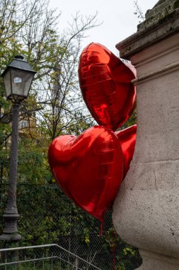 Kırmızı balonlar ve Paris caddesi manzarası, Fransa 'da romantik bir gün, aşk ve arkadaşlık konsepti, Paris' te sonbahar.