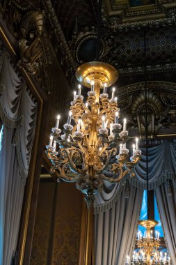 Fransa 'da İkinci İmparatorluk' un eklektik Beaux-Arts tarzı tavan lambaları ve mimari öğeler, neo-barok elementleri, klasikçilik ve Roma mimarisi, altın kaplama, zengin dekorasyon