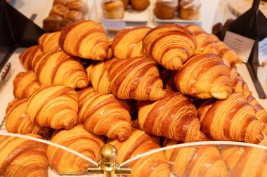 Fransa 'da kahvaltı, tereyağlı kruvasan çörekleri Paris' teki zanaatkar pastanede sergileniyor, Fransa 'yı kapatın.