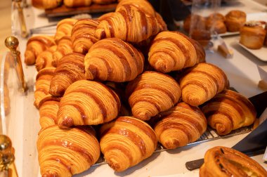 Fransa 'da kahvaltı, tereyağlı kruvasan çörekleri Paris' teki zanaatkar pastanede sergileniyor, Fransa 'yı kapatın.