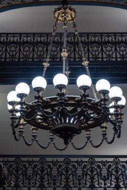 Fransa 'da İkinci İmparatorluk' un eklektik Beaux-Arts tarzı tavan lambaları ve mimari öğeler, neo-barok elementleri, klasikçilik ve Roma mimarisi, altın kaplama, zengin dekorasyon