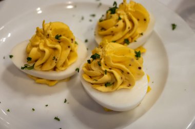 Geleneksel Fransız haşlanmış yumurtalı mimoza sarısı, mayonez ve otla doldurulmuş mimoza Paris 'teki Bouillon Bistro restoranında servis ediliyor vejetaryen yiyecekler.