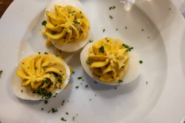 Geleneksel Fransız haşlanmış yumurtalı mimoza sarısı, mayonez ve otla doldurulmuş mimoza Paris 'teki Bouillon Bistro restoranında servis ediliyor vejetaryen yiyecekler.