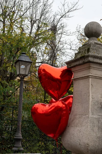 Kırmızı balonlar ve Paris caddesi manzarası, Fransa 'da romantik bir gün, aşk ve arkadaşlık konsepti, Paris' te sonbahar.