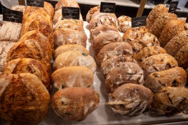 Taze sabah pişmiş ekmeği, kıtır kıtır ekmek hamuru, yerel pastaneden hakiki zanaatkar lezzeti.