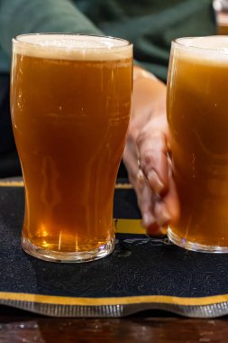 Klasik Londra barı arkadaşlarla dolup taşıyor, fıçı biraların ve geleneksel İngiliz barlarının canlı atmosferinin tadını çıkarıyor, mahzenlerdeki fıçılardan bira fıçılarının otları...