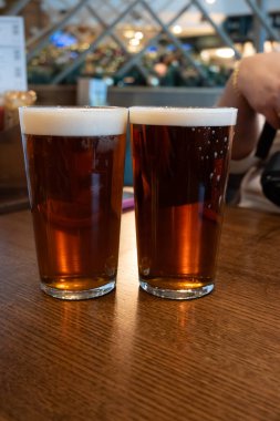 Klasik Londra barı arkadaşlarla dolup taşıyor, fıçı biraların ve geleneksel İngiliz barlarının canlı atmosferinin tadını çıkarıyor, mahzenlerdeki fıçılardan bira fıçılarının otları...