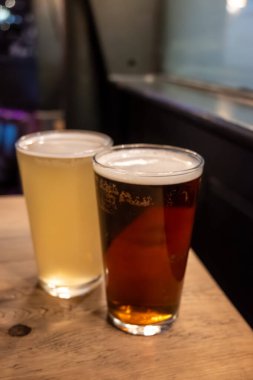 Klasik Londra barı arkadaşlarla dolup taşıyor, fıçı biraların ve geleneksel İngiliz barlarının canlı atmosferinin tadını çıkarıyor, mahzenlerdeki fıçılardan bira fıçılarının otları...