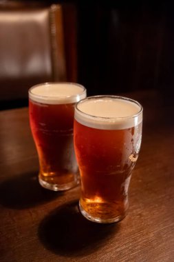 Klasik Londra barı arkadaşlarla dolup taşıyor, fıçı biraların ve geleneksel İngiliz barlarının canlı atmosferinin tadını çıkarıyor, mahzenlerdeki fıçılardan bira fıçılarının otları...