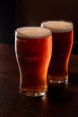 Klasik Londra barı arkadaşlarla dolup taşıyor, fıçı biraların ve geleneksel İngiliz barlarının canlı atmosferinin tadını çıkarıyor, mahzenlerdeki fıçılardan bira fıçılarının otları...