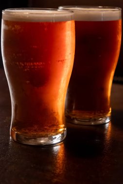 Klasik Londra barı arkadaşlarla dolup taşıyor, fıçı biraların ve geleneksel İngiliz barlarının canlı atmosferinin tadını çıkarıyor, mahzenlerdeki fıçılardan bira fıçılarının otları...