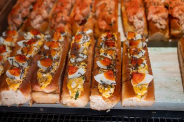 Tütsülenmiş somonlu, karidesli, taze sebzeli ve peynirli, renkli, besleyici sandviçler.