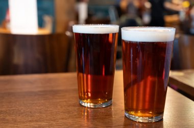 Klasik Londra barı arkadaşlarla dolup taşıyor, fıçı biraların ve geleneksel İngiliz barlarının canlı atmosferinin tadını çıkarıyor, mahzenlerdeki fıçılardan bira fıçılarının otları...