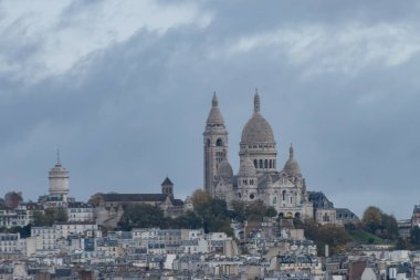 Fransa 'nın başkentinde kilise, caddeler, binalar, parklar ve müzelerle Montmartre tepesinde panoramik manzara, Paris' in orta kesimi, turistlerin gideceği yer, Paris 'te gri sonbahar günleri