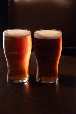 Klasik Londra barı arkadaşlarla dolup taşıyor, fıçı biraların ve geleneksel İngiliz barlarının canlı atmosferinin tadını çıkarıyor, mahzenlerdeki fıçılardan bira fıçılarının otları...