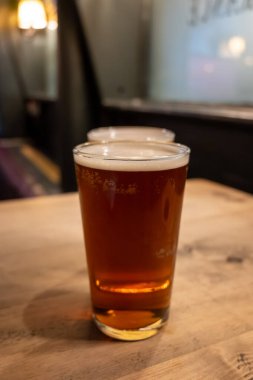 Klasik Londra barı arkadaşlarla dolup taşıyor, fıçı biraların ve geleneksel İngiliz barlarının canlı atmosferinin tadını çıkarıyor, mahzenlerdeki fıçılardan bira fıçılarının otları...