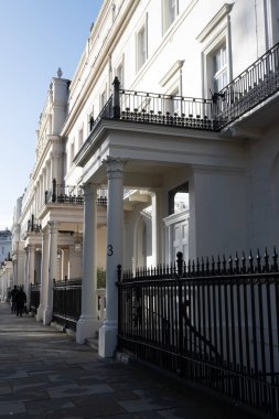 Zarif beyaz konaklar ve klasik mimari Belgrave, Londons 'da gezerken prestijli ve sakin İngiltere' de