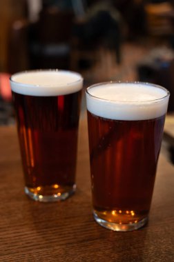 Klasik Londra barı arkadaşlarla dolup taşıyor, fıçı biraların ve geleneksel İngiliz barlarının canlı atmosferinin tadını çıkarıyor, mahzenlerdeki fıçılardan bira fıçılarının otları...