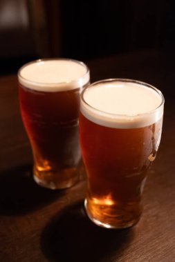 Klasik Londra barı arkadaşlarla dolup taşıyor, fıçı biraların ve geleneksel İngiliz barlarının canlı atmosferinin tadını çıkarıyor, mahzenlerdeki fıçılardan bira fıçılarının otları...