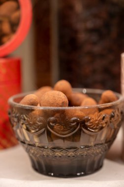 El yapımı çikolatalı pralin bonbonlar, palmiye yağı olmadan nasıl kalite, zarif, ısırık büyüklüğünde, parlak kaplamalı, zengin kakaolu, farklı dolgulu, fındıklı, kuru üzümlü,