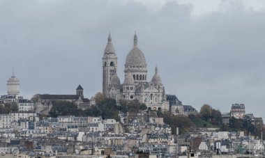 Fransa 'nın başkentinde kilise, caddeler, binalar, parklar ve müzelerle Montmartre tepesinde panoramik manzara, Paris' in orta kesimi, turistlerin gideceği yer, Paris 'te gri sonbahar günleri