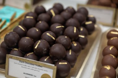 El yapımı çikolatalı pralin bonbonlar, palmiye yağı olmadan nasıl kalite, zarif, ısırık büyüklüğünde, parlak kaplamalı, zengin kakaolu, farklı dolgulu, fındıklı, kuru üzümlü,