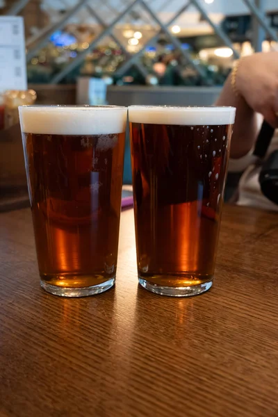 Klasik Londra barı arkadaşlarla dolup taşıyor, fıçı biraların ve geleneksel İngiliz barlarının canlı atmosferinin tadını çıkarıyor, mahzenlerdeki fıçılardan bira fıçılarının otları...