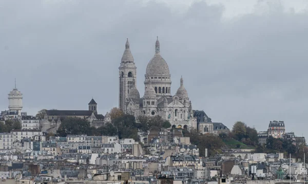 Fransa 'nın başkentinde kilise, caddeler, binalar, parklar ve müzelerle Montmartre tepesinde panoramik manzara, Paris' in orta kesimi, turistlerin gideceği yer, Paris 'te gri sonbahar günleri