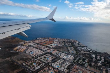 Uçak kanatları Tenerife, Kanarya adalarına inerken atmosferik katmanlar ve okyanuslar, Avrupa 'daki hava taşımacılığını net bir şekilde görmektedir.