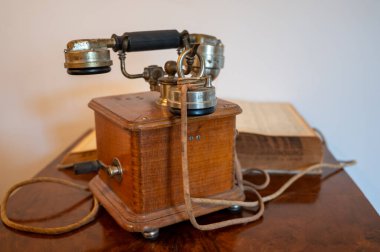 İletişim gelişimi, eski ahşap ahşap çevirmeli telefon ve telefon numaraları katalog kitabı 1937, 20. yüzyılın teknolojisi.