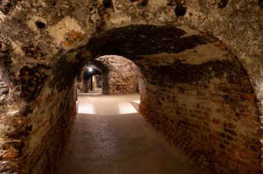 Köpüklü şarap, kava, şampanya, cremant şarap, yeraltı mağaralarının ziyareti, bulmaca çözme ve yaşlanma, Avrupa 'da şarap üretimi, mahzen ziyareti