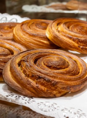 Fransa 'dan taze pişmiş kuru üzümlü çörekler, sabah kahvesi için tatlı bir tatlı.