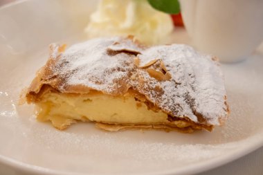 Viyana 'da bir kafede vanilya sosuyla servis edilen elmalı turta, Avusturya, Viyana' da tatlı tatlılar yemek.